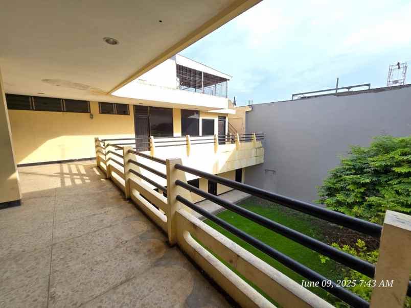 dijual rumah raya manyar