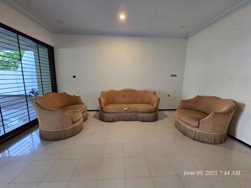 dijual rumah raya manyar