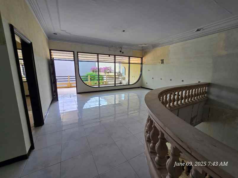 dijual rumah raya manyar