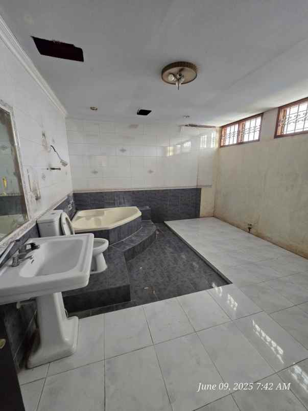 dijual rumah raya manyar