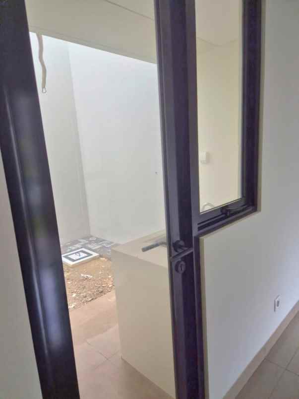 dijual rumah summarecon crown gading