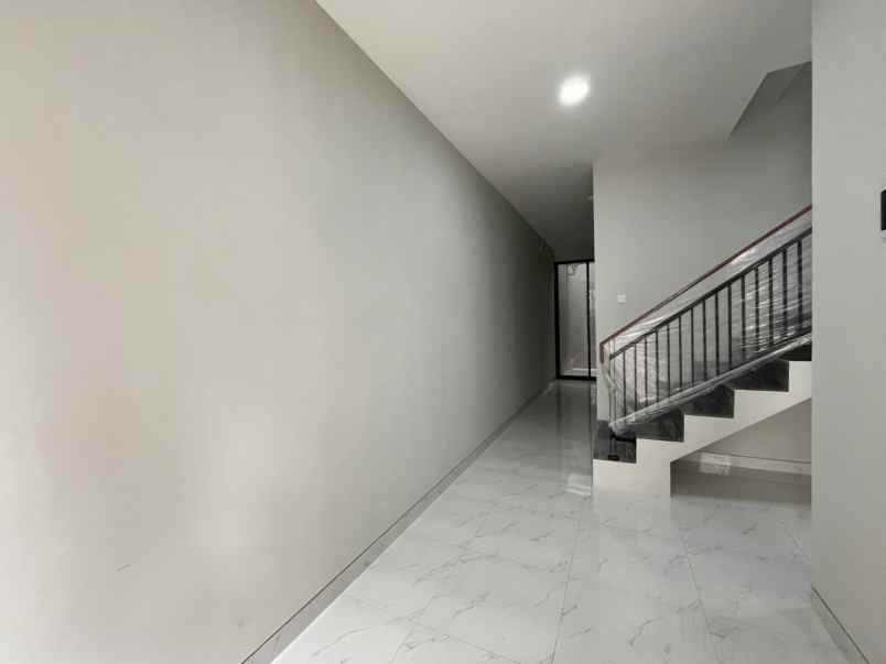 dijual rumah sutorejo