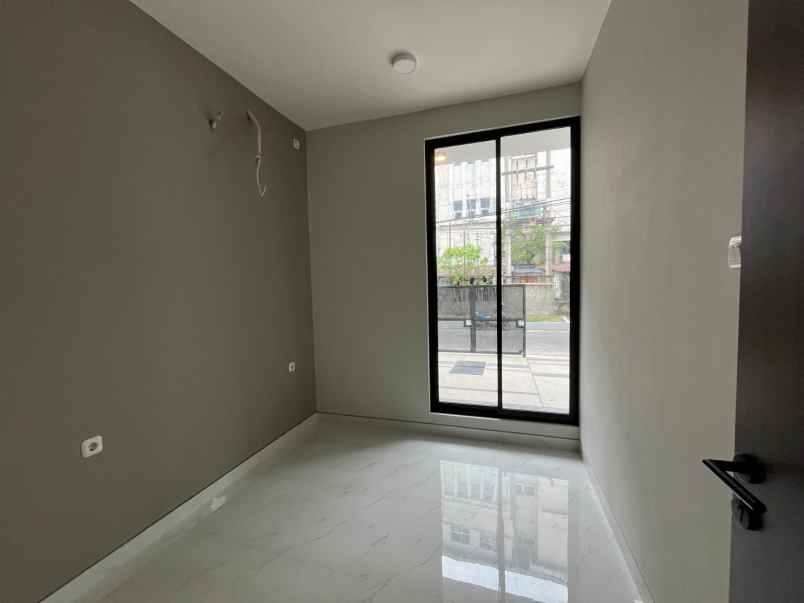 dijual rumah sutorejo