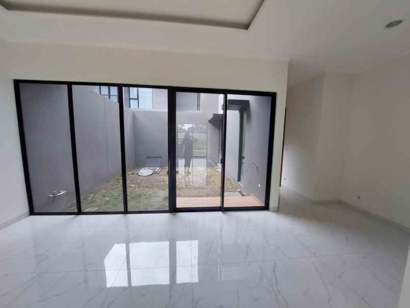 dijual rumah suvarna sutera tangerang