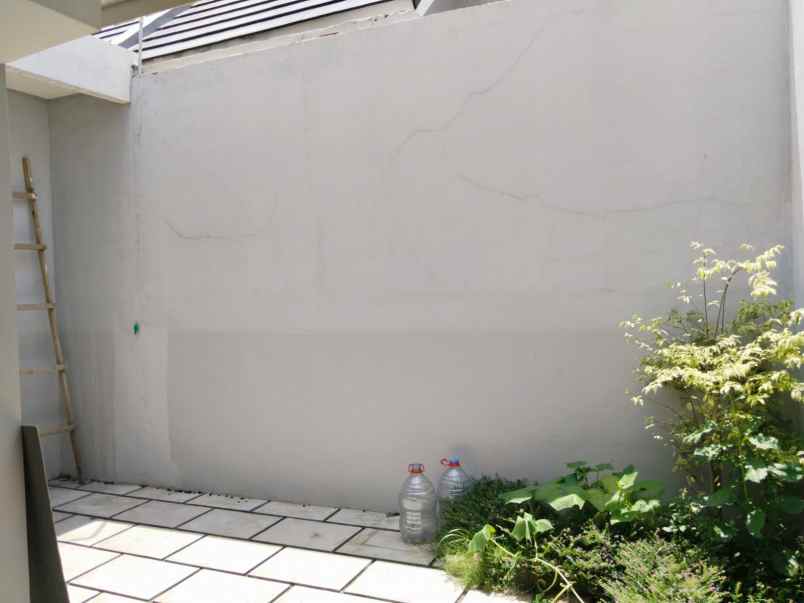 dijual rumah taman