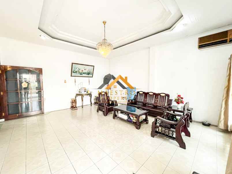 dijual villa jalan taman polonia 1 medan
