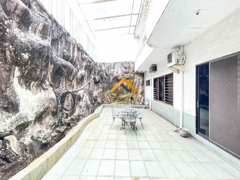 dijual villa jalan taman polonia 1 medan