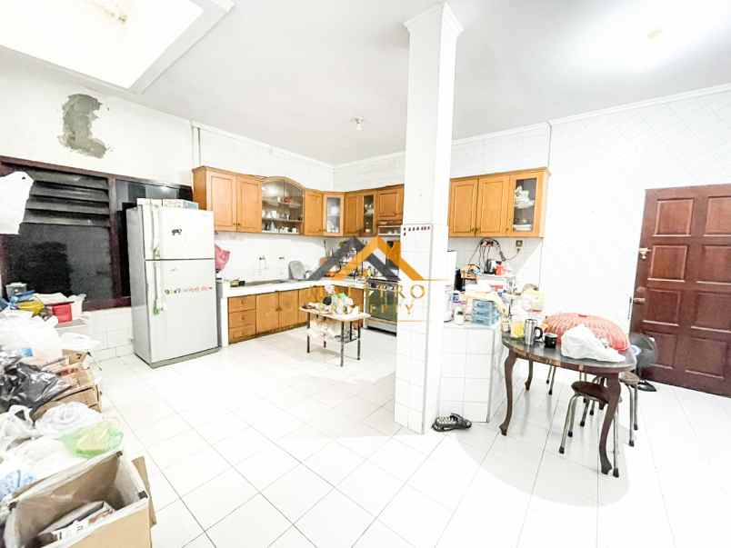 dijual villa jalan taman polonia 1 medan