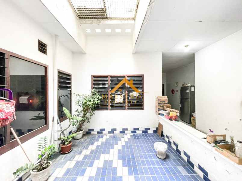 dijual villa jalan taman polonia 1 medan