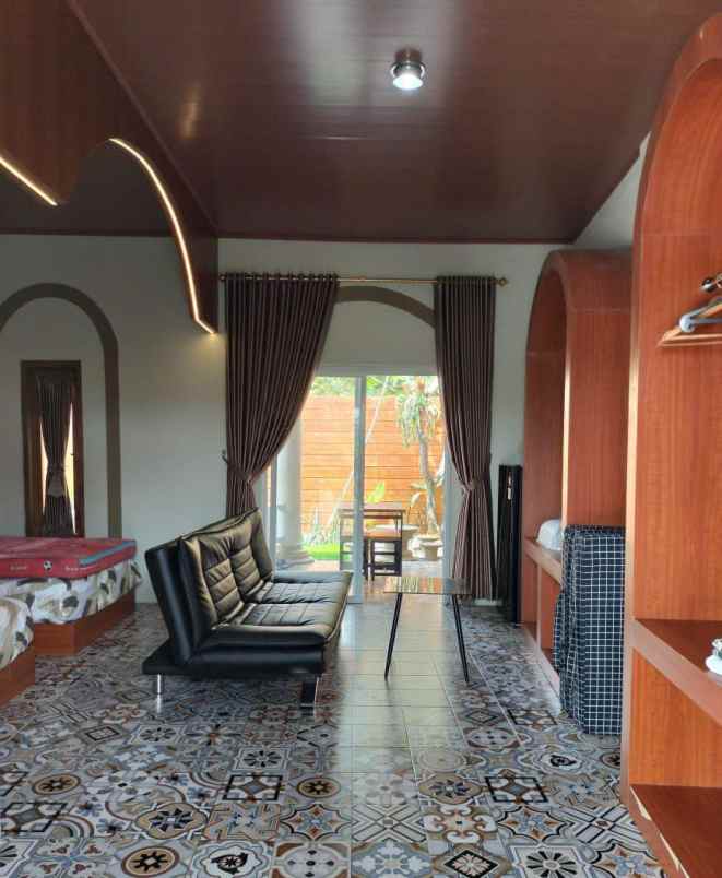 dijual villa ngemplak