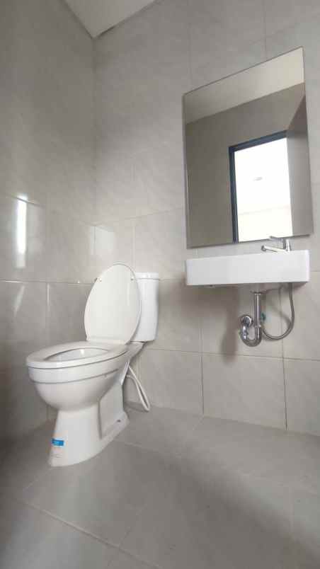 disewakan rumah baru di park serpong