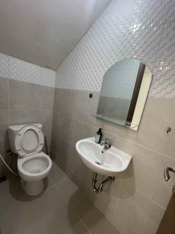 disewakan rumah graha natura e 70