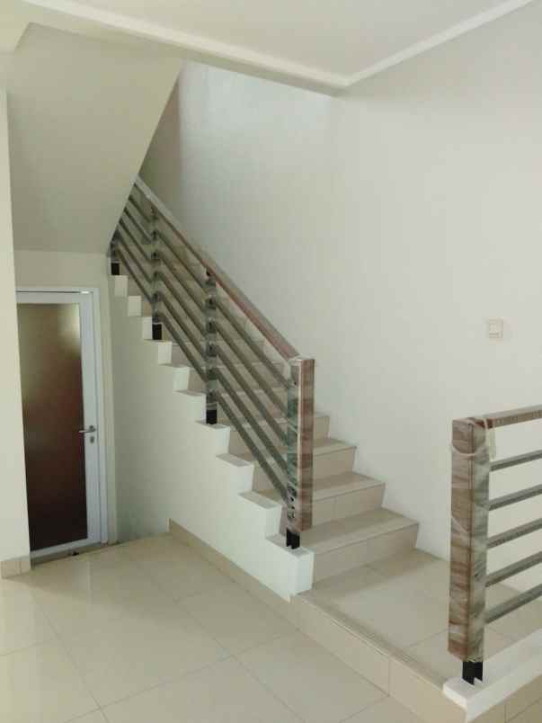 disewakan rumah summarecon bekasi cluster