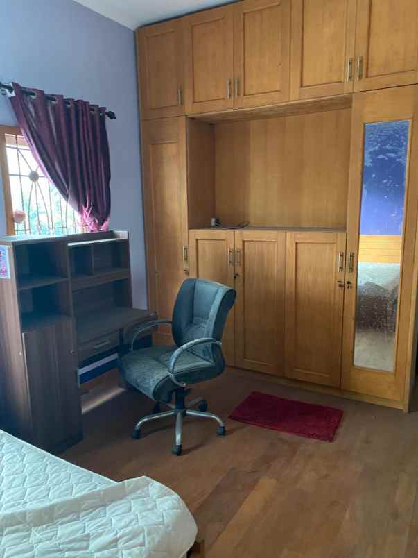 jual cepat lantai 2 semi furnished view kolam renang