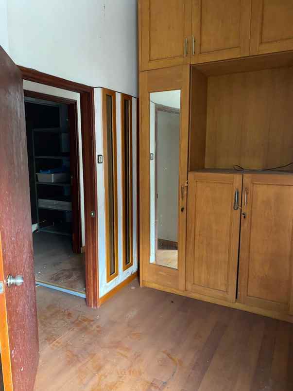 jual cepat lantai 2 semi furnished view kolam renang