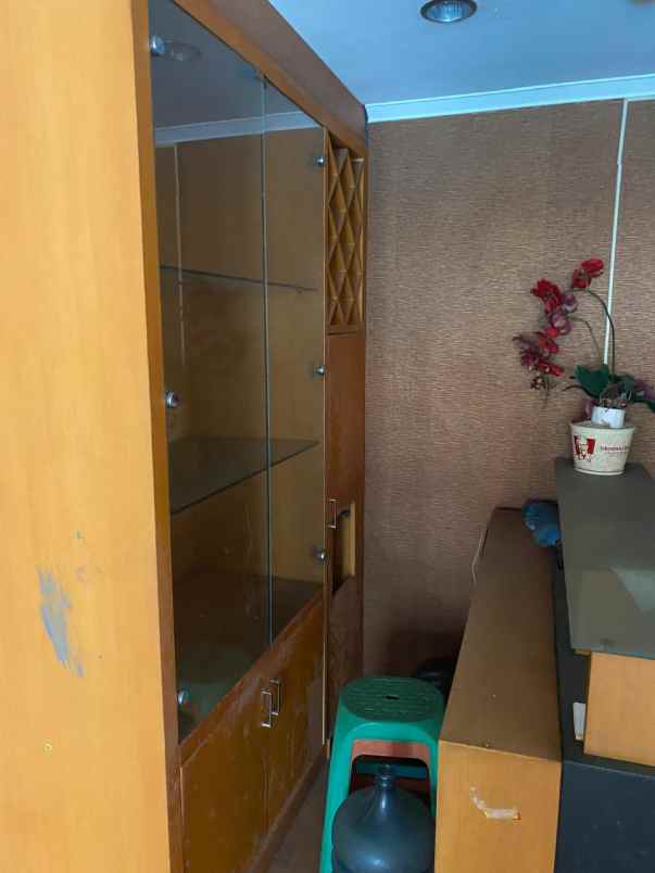 jual cepat lantai 2 semi furnished view kolam renang