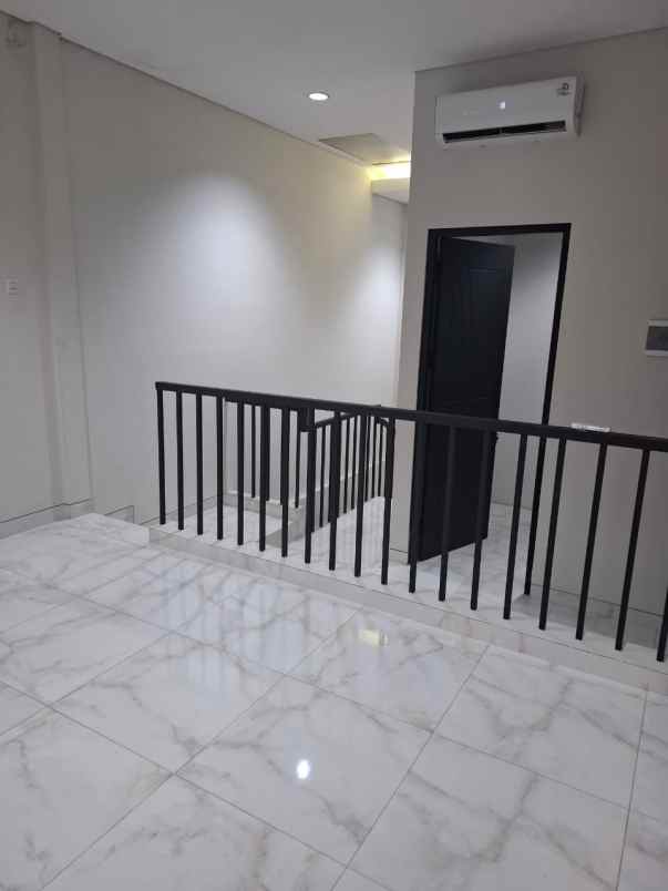 minimalis siap huni babatan pratama wiyung harga 1m an