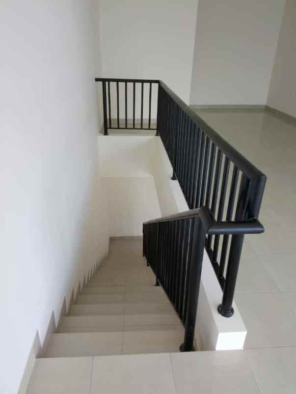 ruko 2 lantai paling strategis di pinggir jalan raya