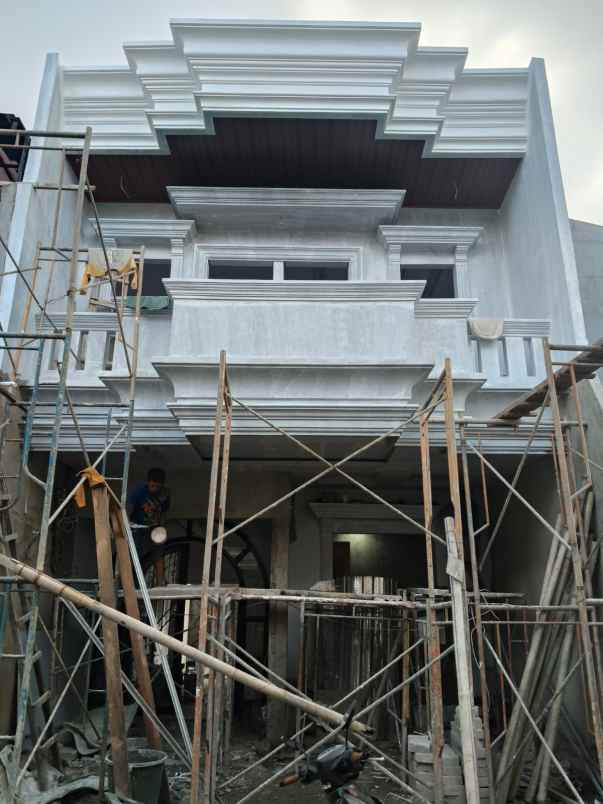 rumah 2 lantai ada pool di tanah baru depok