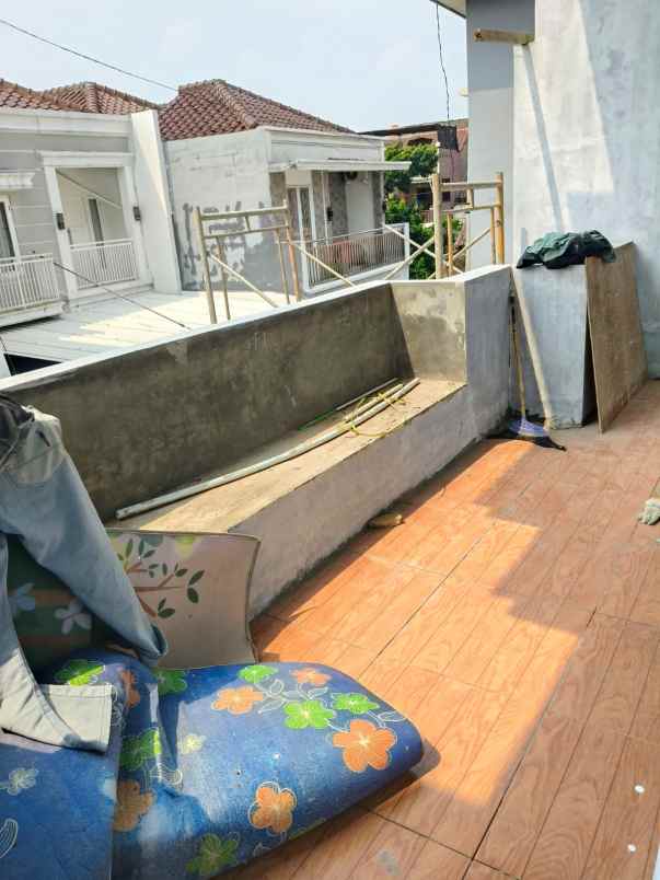 rumah 2 lantai ada pool di tanah baru depok
