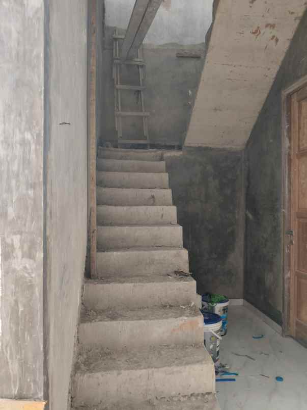 rumah 2 lantai ada pool di tanah baru depok