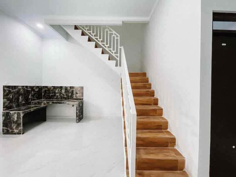 rumah 2 lantai cantik dalam cluster bisa di kpr di pup