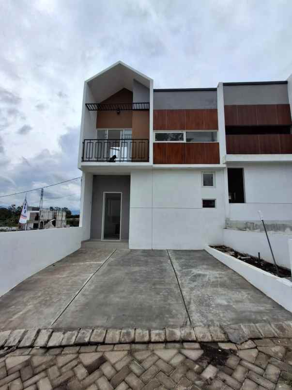 rumah 2 lantai lokasi dekat exit tol sawojajar
