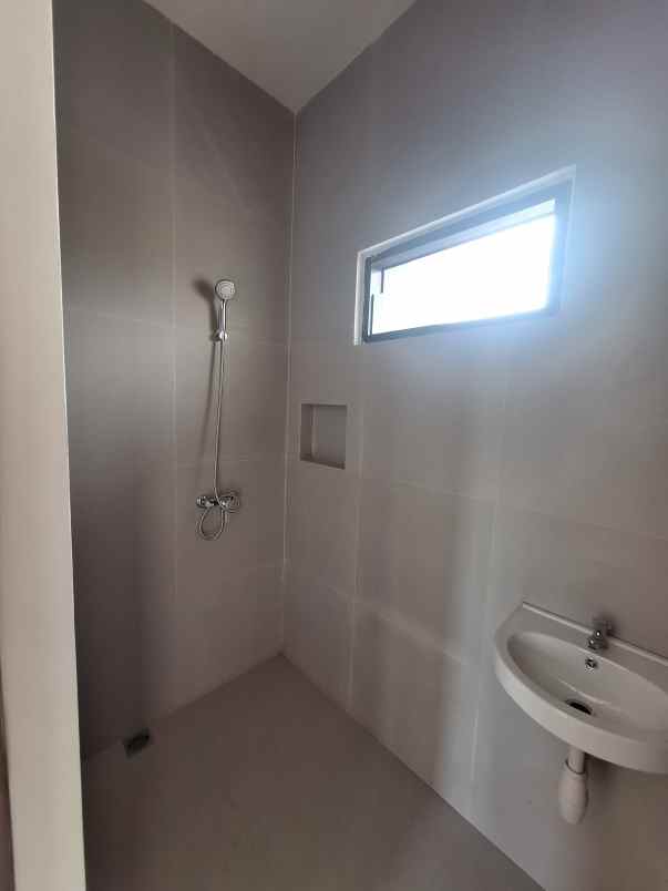 rumah 2 lantai minimalis dp 5 juta lokasi di singosari