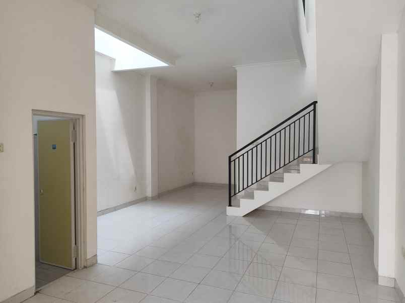 rumah 2 lantai ngagel one gate sistem minimal 2 tahun