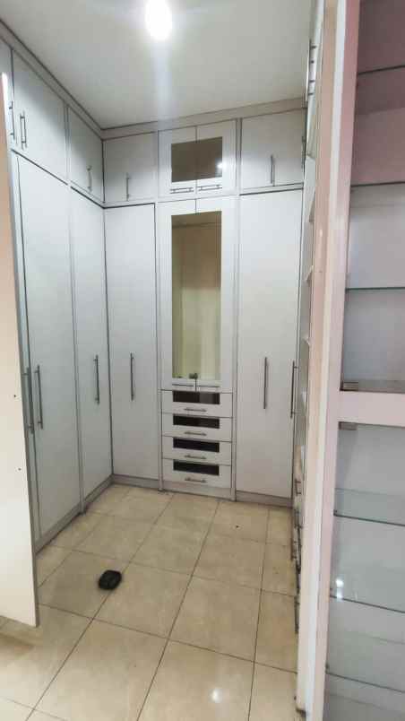 rumah 2 lantai siap huni semi furnished di condet