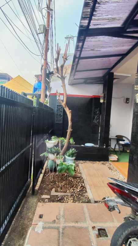 rumah 2 lantai siap huni semi furnished di condet