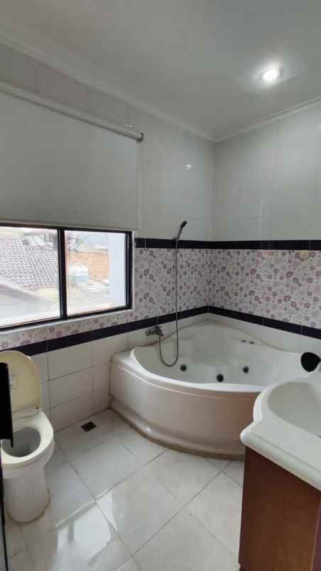 rumah 2 lantai siap huni semi furnished di condet