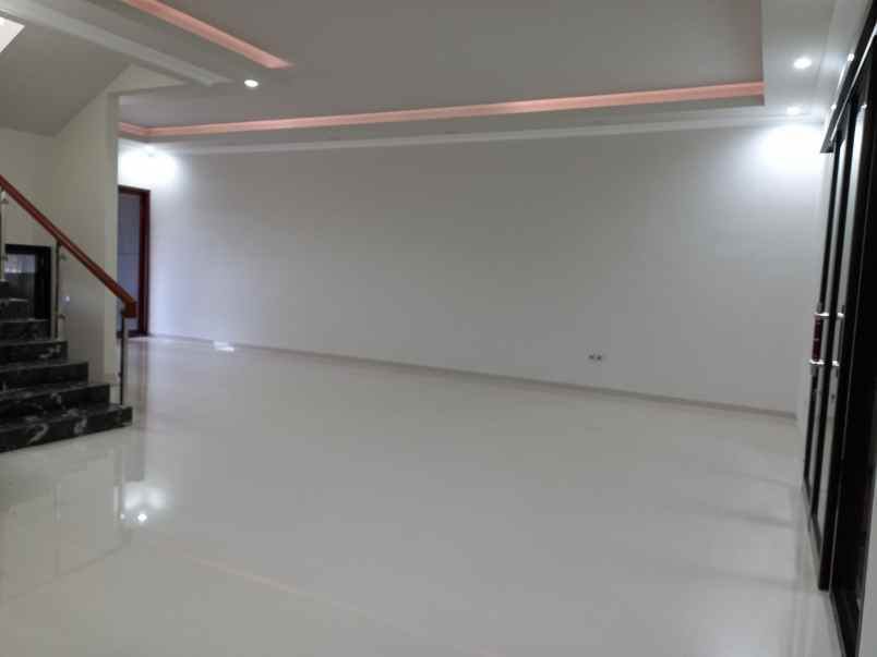 rumah baru 2 lantai strategis dekat kampus binus