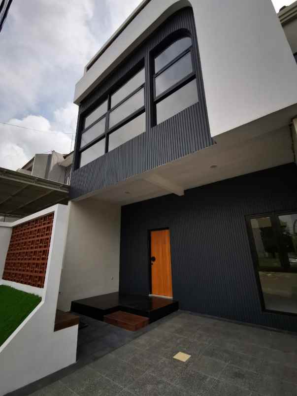 rumah baru design modern strategis di lowokwaru malang