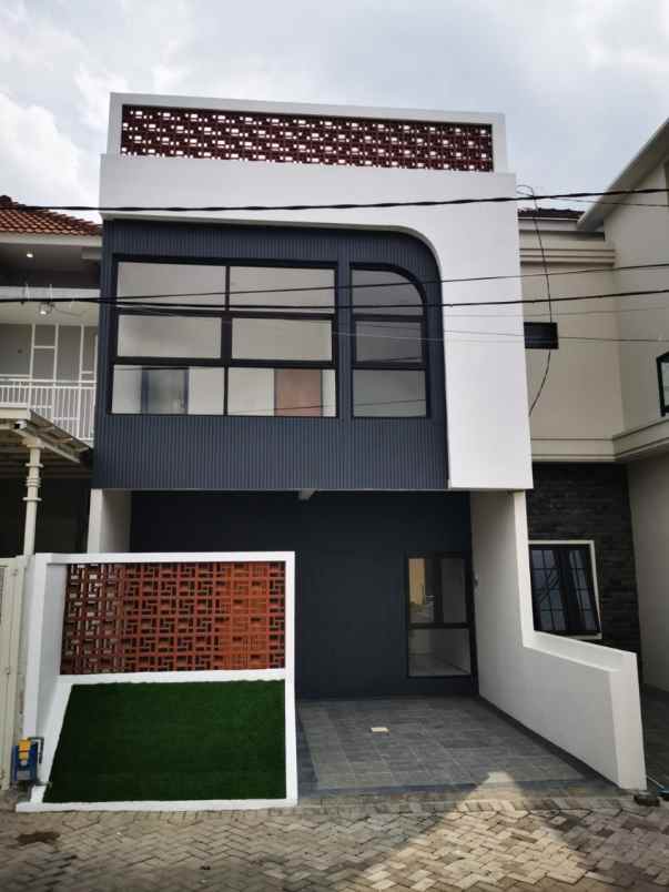rumah baru design modern strategis di lowokwaru malang