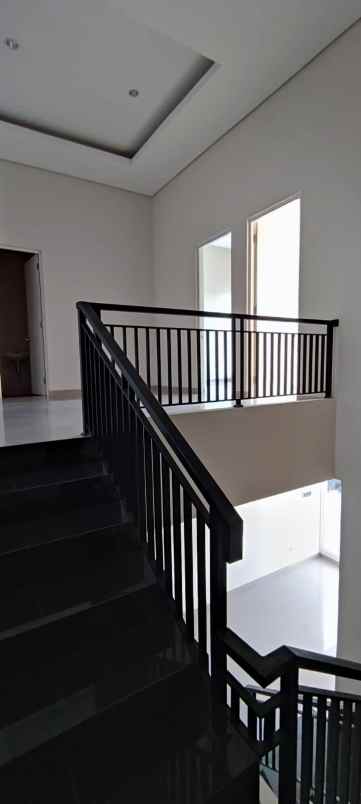 rumah baru di manyar jaya dekat nginden kertajaya merr