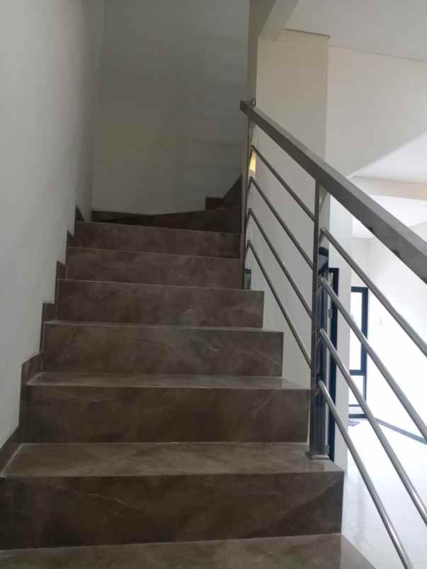 rumah baru lokasi strategis dekat unair