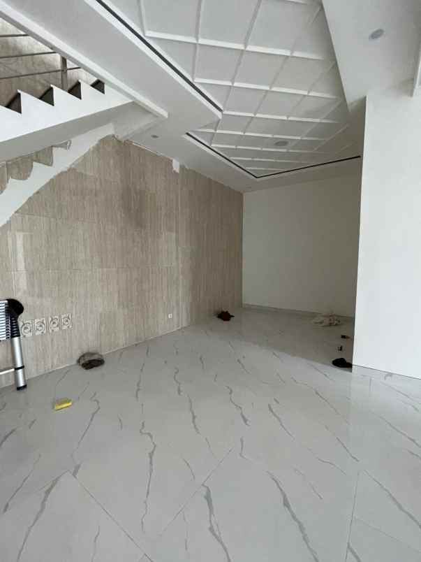 rumah baru manyar kertoadi surabaya timur lt 200m2