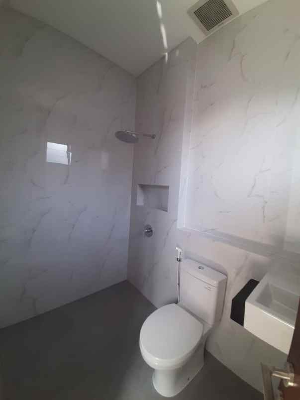 rumah baru modern minimalis di citraland surabaya