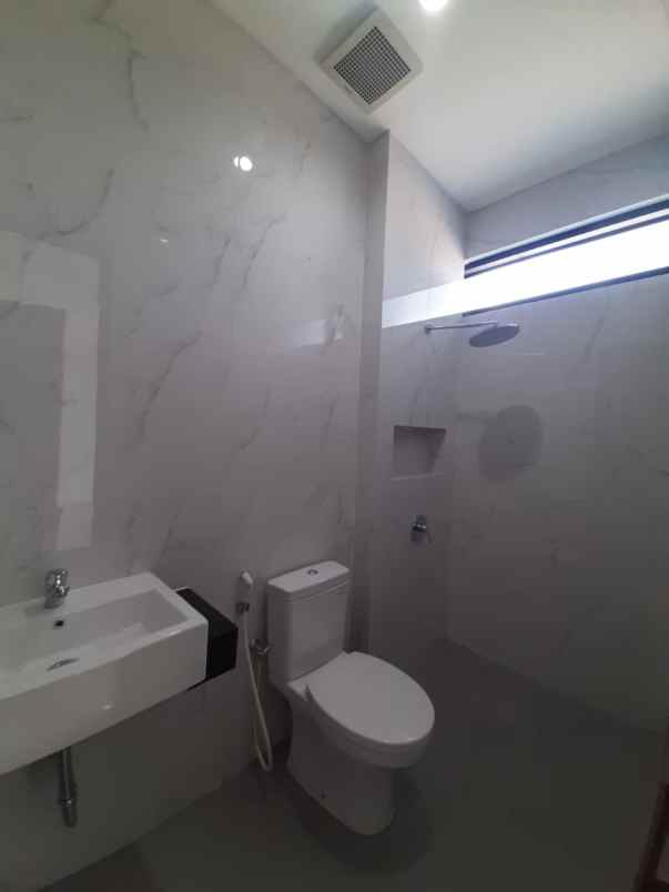 rumah baru modern minimalis di citraland surabaya