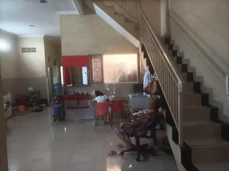 rumah cocok untuk usaha strategis di ketintang madya