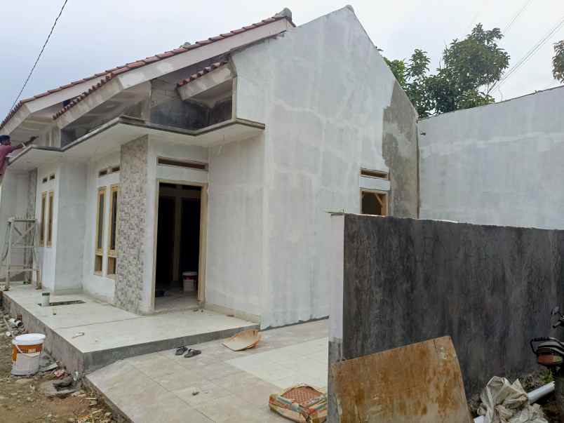 rumah dekat stasiun dan jalan raya
