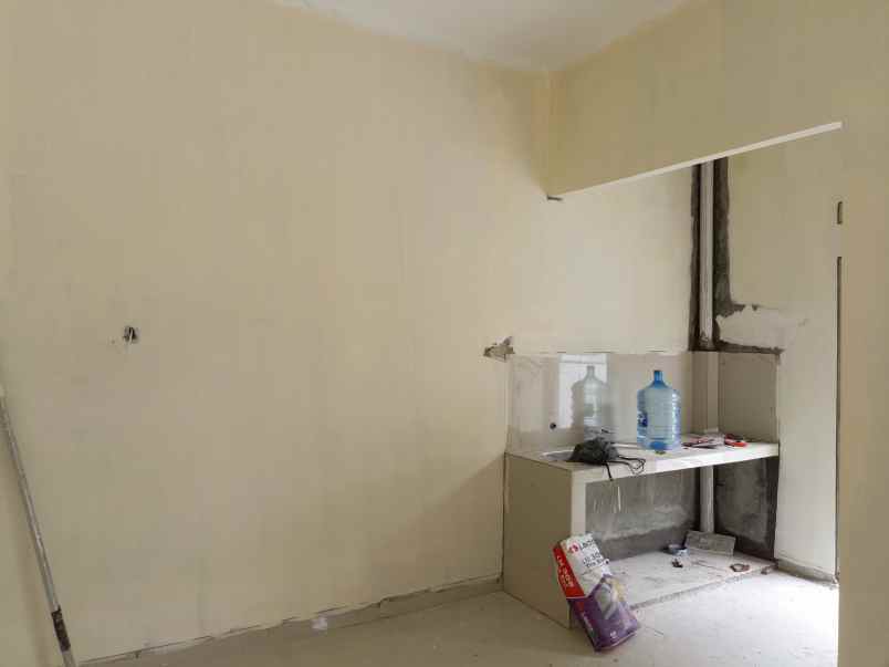 rumah dekat stasiun dan jalan raya