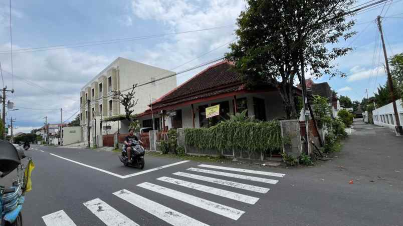 rumah di pinggir jalan raya surokarsan tamansiswa