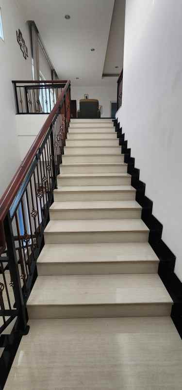 rumah dijual di setiabudi ada kolam