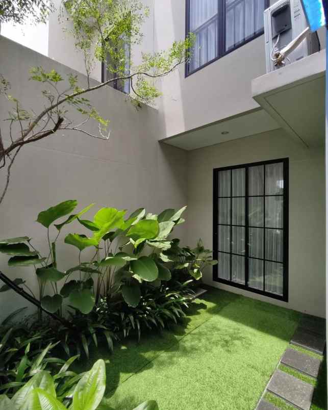 rumah greenlake citraland surabaya