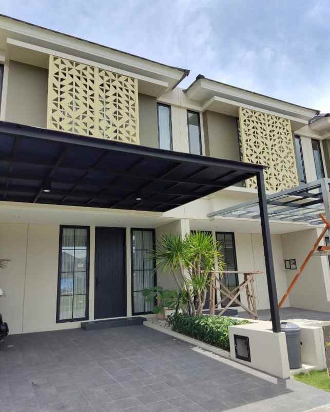 rumah greenlake citraland surabaya