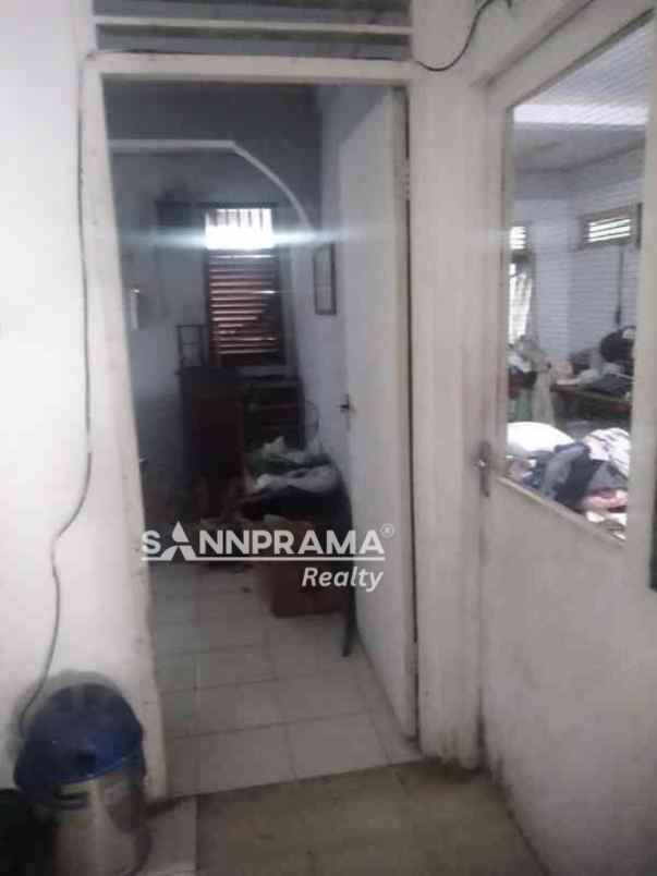 rumah hook tanah luas di perumnas beji depok elinda