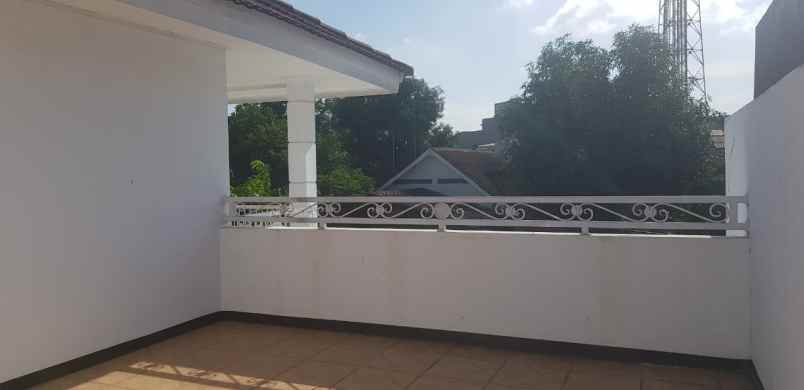 rumah jalan raya pondok kelapa