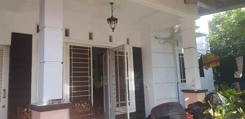 rumah jalan raya pondok kelapa